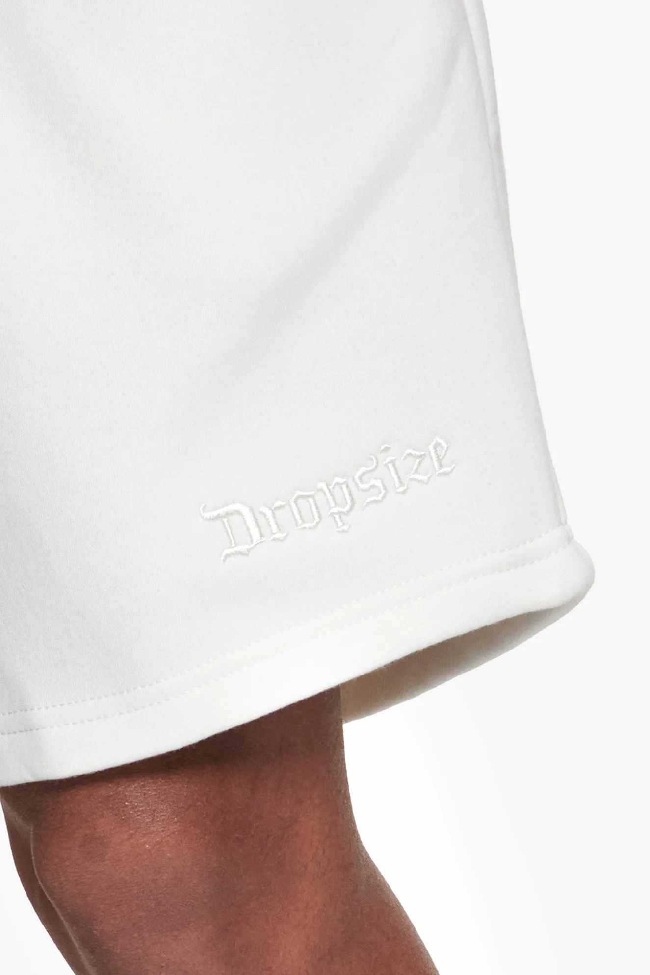 HEAVY EMBO SWEATSHORTS CREAM WHITE