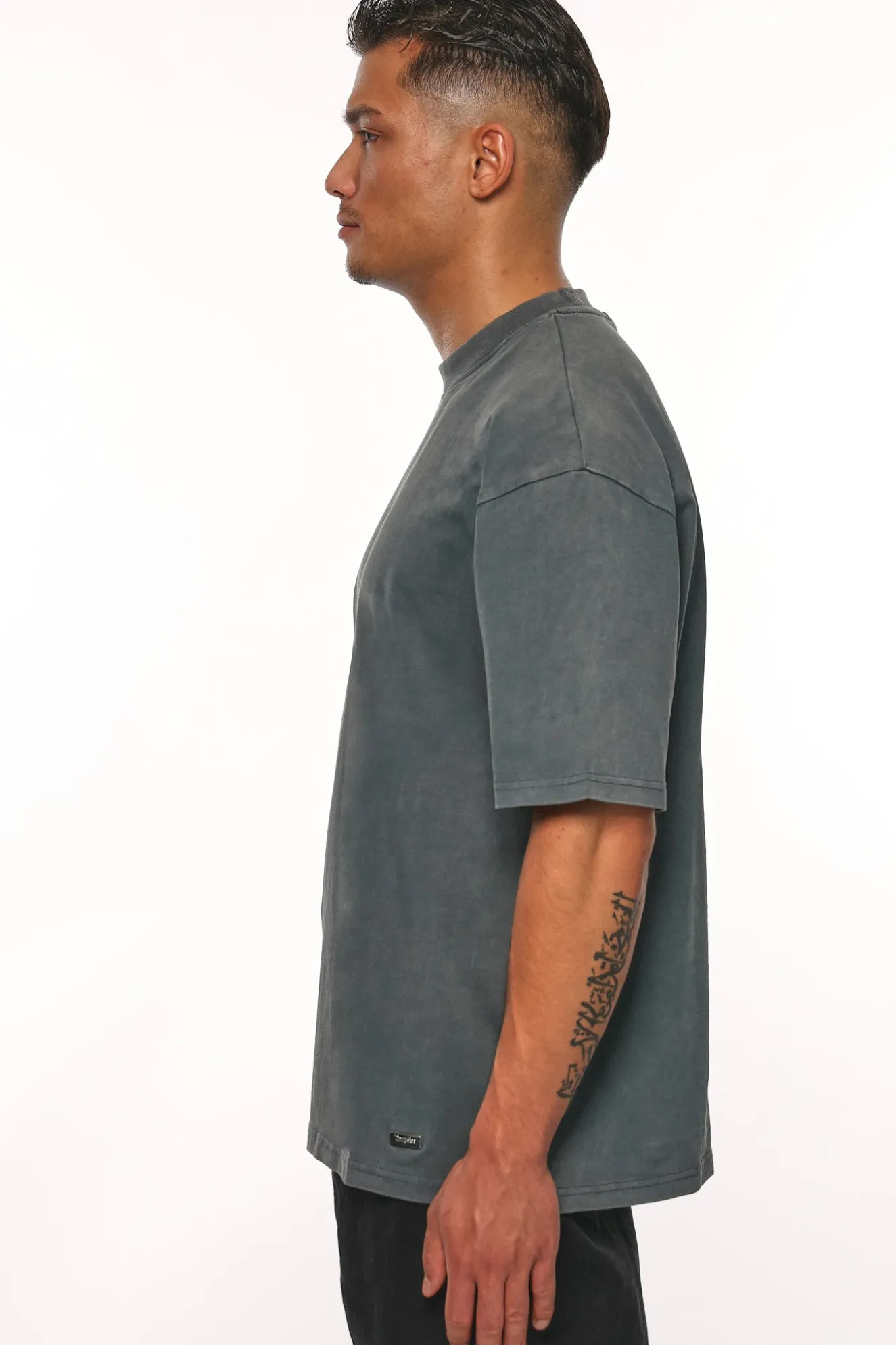 HEAVY OVERSIZE METAL PATCH BASIC T-SHIRT WASHED GREY