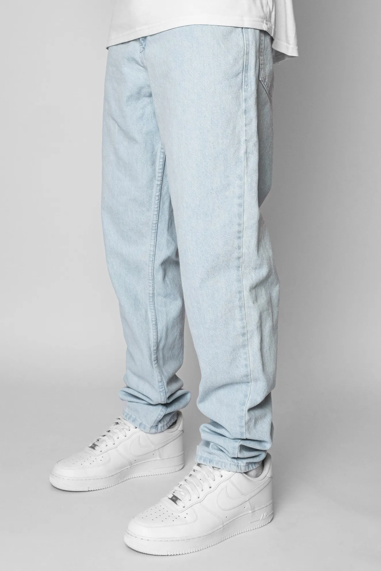 LOOSE FIT LIGHT BLUE JEANS
