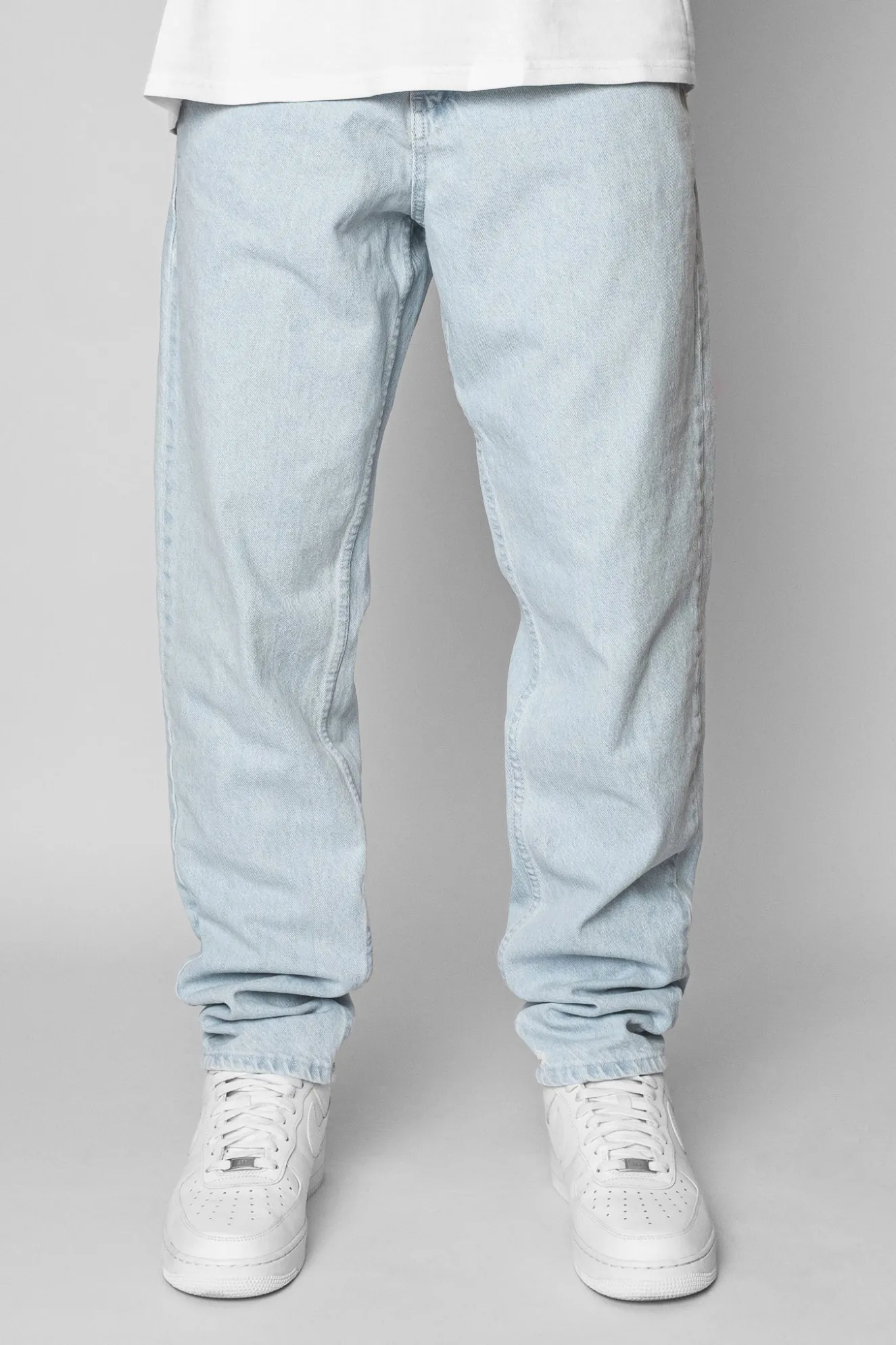 LOOSE FIT LIGHT BLUE JEANS